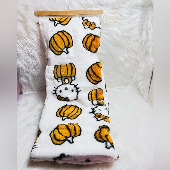 Hello Kitty Fall Throw - Picture 1 of 3